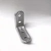 Peça metálica de suporte ou ângulo de metal com vários furos, usada em montagem de estruturas ou móveis, destacada contra fundo branco.